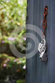 Porte ouverte sur un jardin