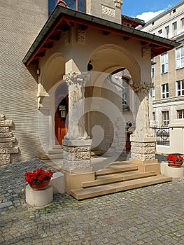 Portico of the villa `under apple trees`.