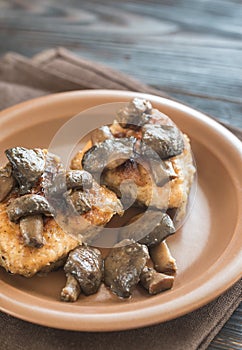 Portion of fried chicken with mushrooms