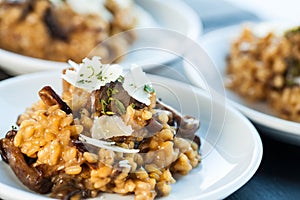 Portion of risotto rice with fungi.