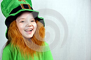 Ritratto adorabile ridere Sette anni vecchio decorativo baffi verde i vestiti un un cappello 