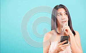 Portrait asian beautiful woman her holding mobile phone her confused and thinking