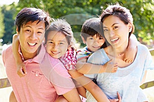 Retrato asiático familia feliz caminando en el verano campo 