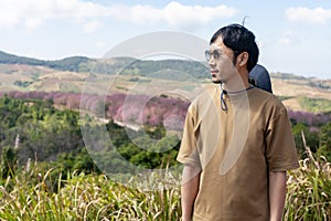 Retrato asiático turistas agotador marrón camisas bigote convertirse sobre el montana fotografías sobre el de 