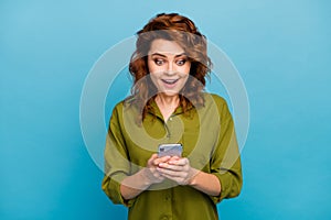 Portrait of astonished crazy addicted social media user woman read incredible blogging post on her smartphone impressed