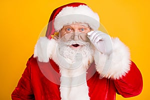 Portrait of astonished santa claus look see x-mas magic miracle newyear discounts impressed touch white gloves specs