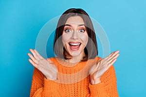 Portrait of attractive cheerful amazed girl clapping palms havin fun isolated over vibrant blue color background