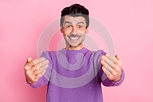 Portrait of attractive cheerful friendly guy calling you come here to me isolated over pink pastel color background