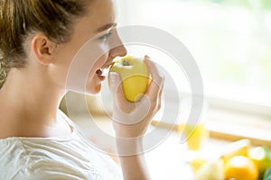 Portrait of an attractive woman eating an apple