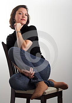Ritratto attraente giovane donna sul sedie 