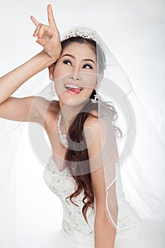 Portrait beautiful asian woman in white wedding dress with veil