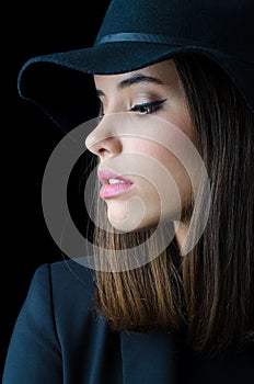 Retrato hermoso elegante negro chaqueta negro un sombrero 