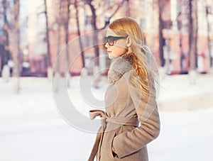 Portrait beautiful elegant woman wearing a coat jacket and sunglasses in city