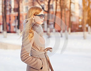 Portrait beautiful elegant woman wearing a coat jacket and sunglasses in city