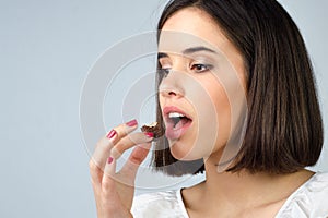 Retrato hermosa chica comer galletas 