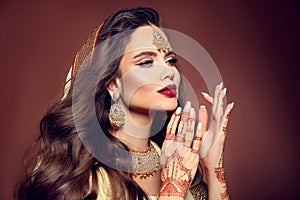 Portrait of beautiful indian girl in sari. Young hindu woman model with kundan golden jewelry set. Traditional Indian costume