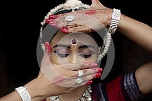 Ritratto bellissimo indiano ballerino logorante indiano tradizionale gioielleria 