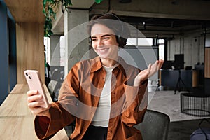Portrét krásný usmívající se žena společnost zaměstnanec v kancelář mluvení na nošení sluchátka 