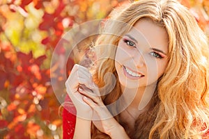 Ritratto bellissimo giovane donna autunno 
