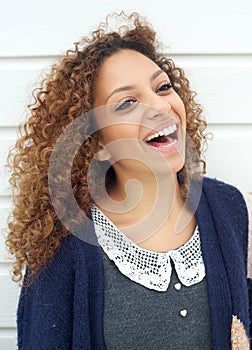 Portrét krásny mladá žena usmievavý vonku 