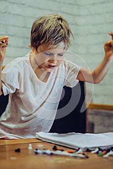 Retrato lindo jardín de infancia chico elevado manos ondulación aprender escribir dibujar computadora portátil expresivamente 