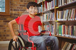 Portrét chlapec v invalidní vozík na knihovna 