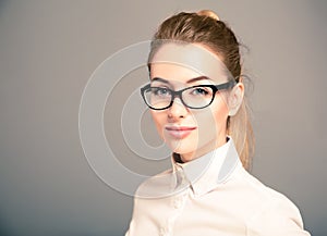 Portrét obchodníčka nosenie okuliare 