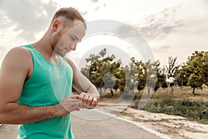 Retrato caucásico chico en azur mira a idoneidad valores después o antes 