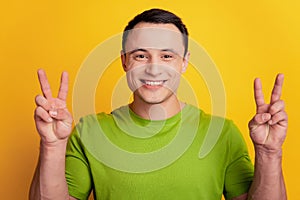 Portrét veselý muž ukázat gesto zubatý lesklý úsměv na 