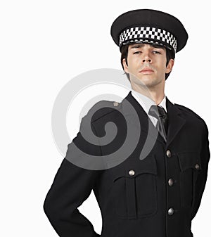 Ritratto fiducioso polizia stradale ufficiale contro bianco 