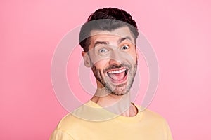 Portrait of crazy astonished ecstatic man stylish haircut yellow t-shirt impressed staring at discount isolated on pink