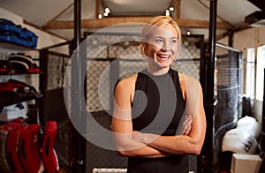 Portrét žena smíšený vojenský filozofie bojovník trénink v tělocvična 