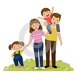 Retrato cuatro miembro familia feliz posando común. padres 