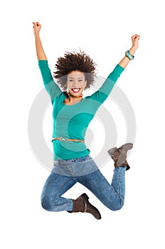 Una mujer saltando en alegría 