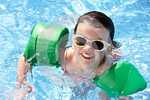 Retrato mangas en nadar piscina 