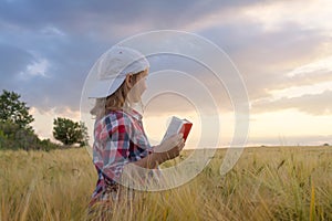 Portrait of the happy beautiful young woman . in the field of wheat