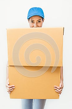 Portrét šťastný dodávka asijský žena její ruky držení lepenka krabice 