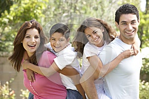 Retrato familia feliz en el parque 