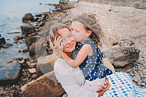 Porträt Glücklich Mutter a kosten gemeinsam auf der Strand auf der sommer urlaub. glückliche familie reisen gemütlich Stimmung 