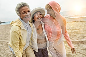 Ritratto Contento Di più etnico medio vecchio una donna amici contento vacanza sul Spiaggia 