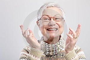 Retrato feliz viejo una mujer 