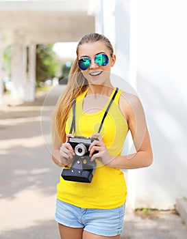 Portrait of happy smiling pretty cool girl in sunglasses