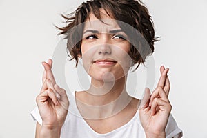 Retrato feliz una mujer corto marrón cabello en básico gestión dedos aprobado a el desea bien felicidad 