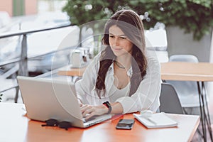 Portrét šťastný mladý kancelária pracovné vzdialene pripojený do internetovej siete prenosný počítač a káva mimo na terasa tvorba nie 