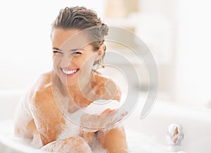 Ritratto Contento giovane donna schiuma vasca da bagno 