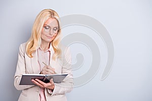 Portrait of her she nice-looking attractive lovely stylish peaceful concentrated focused gray-haired lady making notes