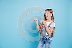 Portrait of her she nice-looking cute attractive cheerful amazed glad straight-haired blonde girl pointing two fingers