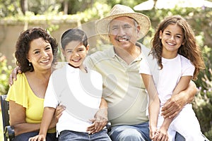 Retrato Hispano familia en el parque 