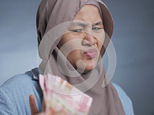 Muslim Woman Rejecting Bribery Money