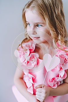 Retrato pequeno rubio posesión rosa de madera corazón antes su 